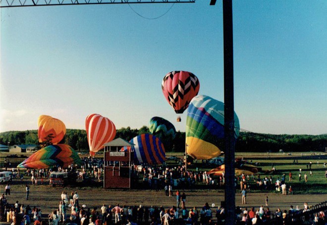 HotAirBalloon_BalloonsTakingOff_2